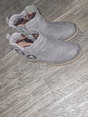 wonder nation Gray Girls Ankle Boots with Buckle Detail